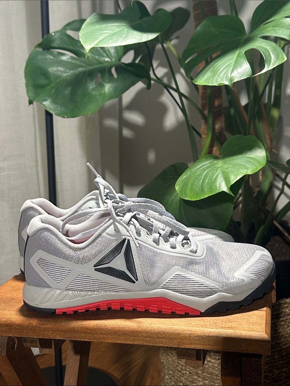 Reebok Men’s 8 ½ workout 2.0 shoes Gray with black and red accents